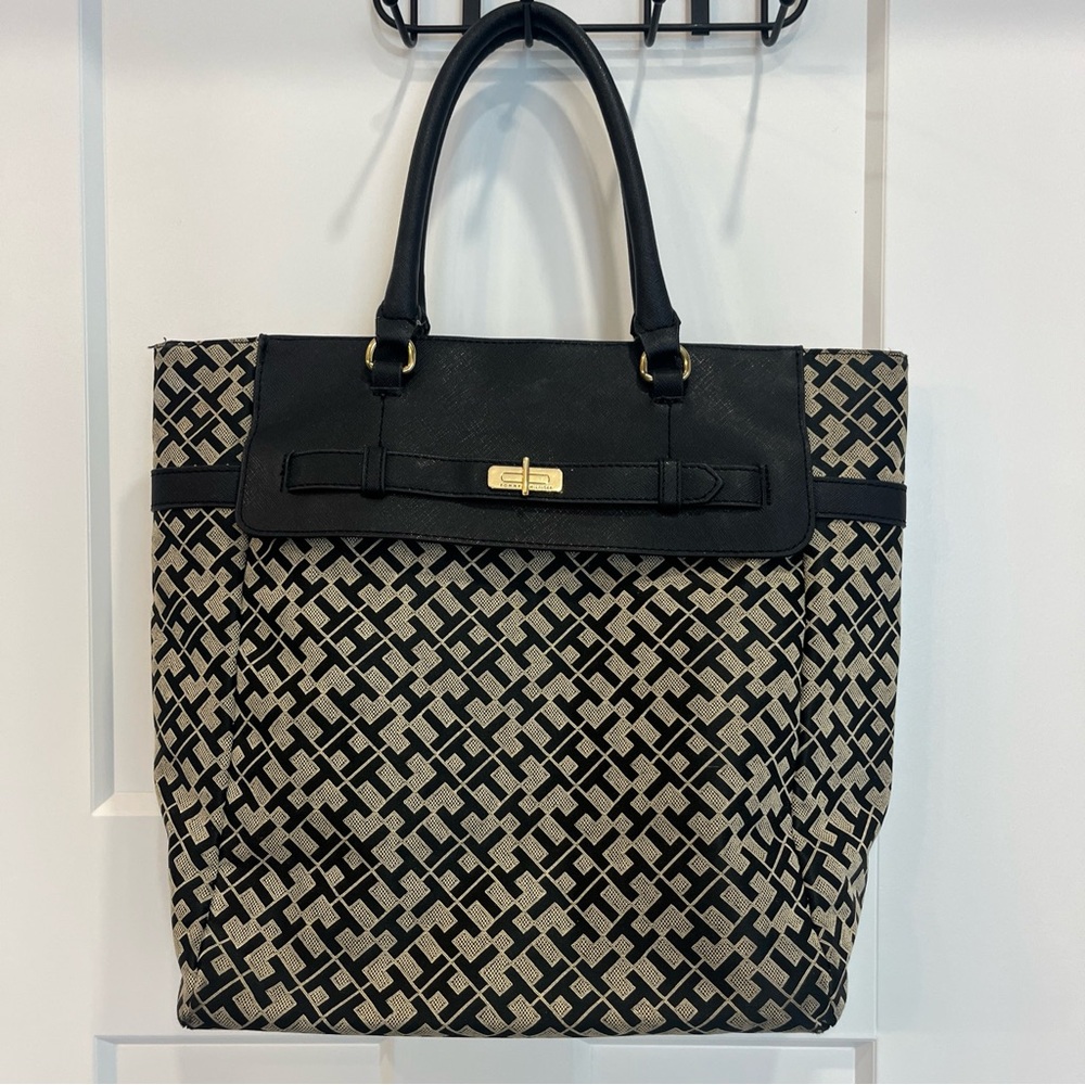 Tommy Hilfiger Tote Purse in Good Conditionโ Black And Cream Large